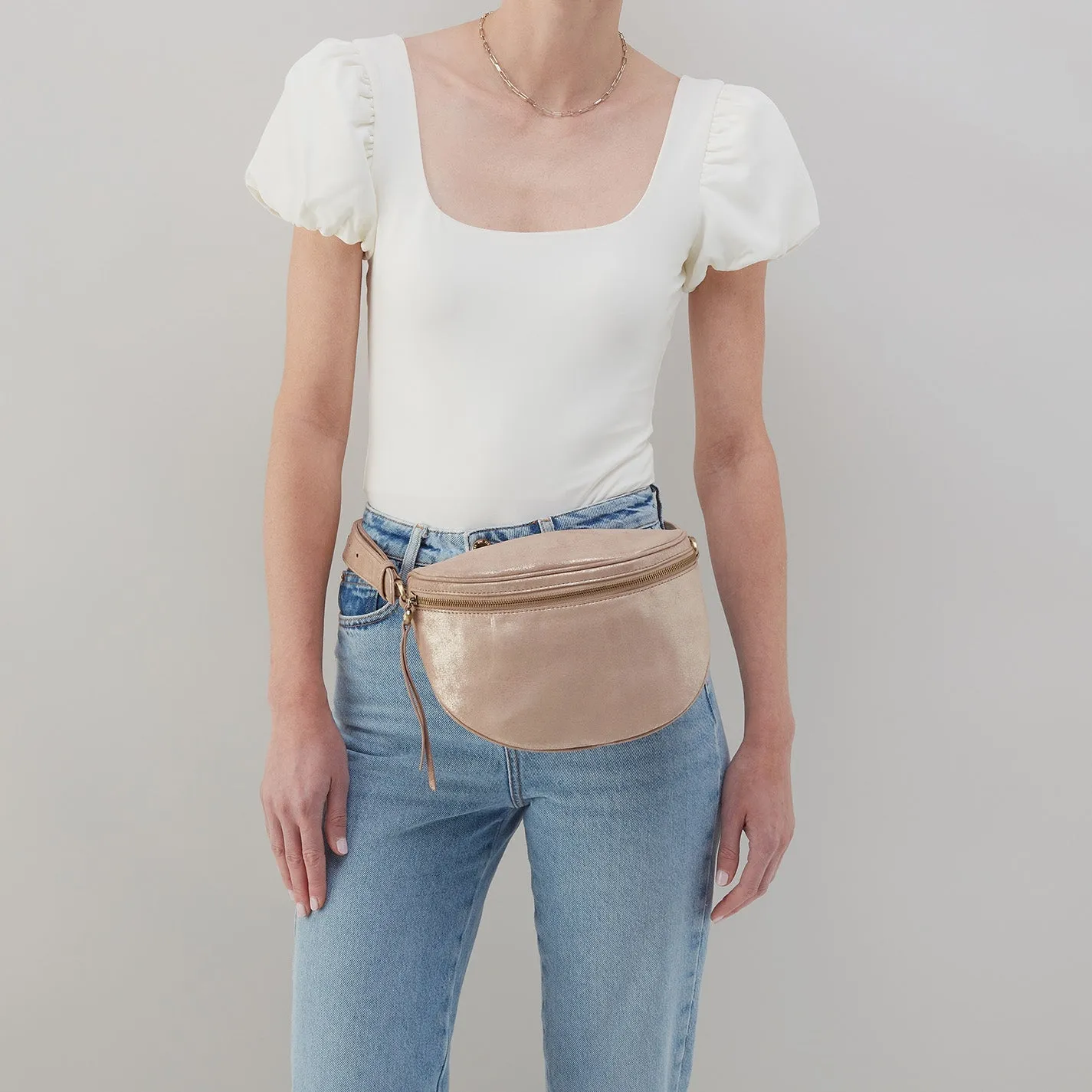 Juno Belt Bag In Metallic Leather - Gilded Beige